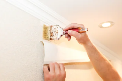 Pose de papier peint à Plougar — revêtements muraux et toiles de verre